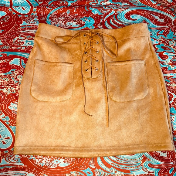 Bohemian Hippie Faux Suede Lace-Up Mini Skirt in Tan. Back zip. Size M NWOT - Picture 2 of 7